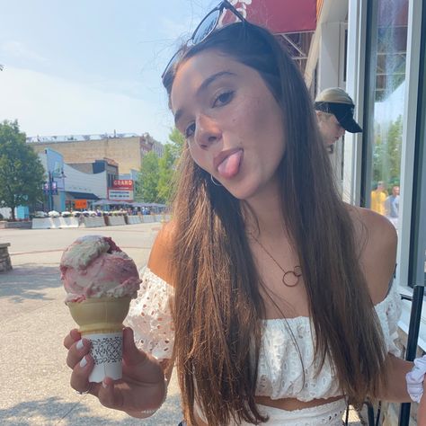 People Eating Ice Cream Aesthetic, Ice Cream Poses Photo Ideas, Ice Cream Date Outfit Casual, Ice Cream Photo Ideas Instagram, Ice Cream Pictures Instagram, Eating Ice Cream Aesthetic, Eating Ice Cream Pose, Summer Ice Cream Aesthetic, Ice Cream Pose