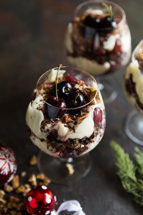 Black Forest Truffle Recipe, Black Forest Trifle Christmas, Christmas Pavlova Trifle, Christmas Deserts Recipes, Black Forest Dessert, Black Forest Trifle, Forest Food, Christmas Trifle, Trifle Desserts