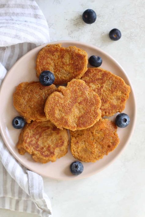 Sweet Potato Pancakes for Baby (Egg Free!) - Hummusapien Sweet Potato Pancakes For Baby, Pancake Recipe For Baby, Breakfast For Baby, Sweet Potato Pancakes Vegan, Pancakes For Baby, Sweet Potato Pancake, Potato Pancake Recipe, Sweet Potato Pancakes Recipe, Egg Free Pancakes