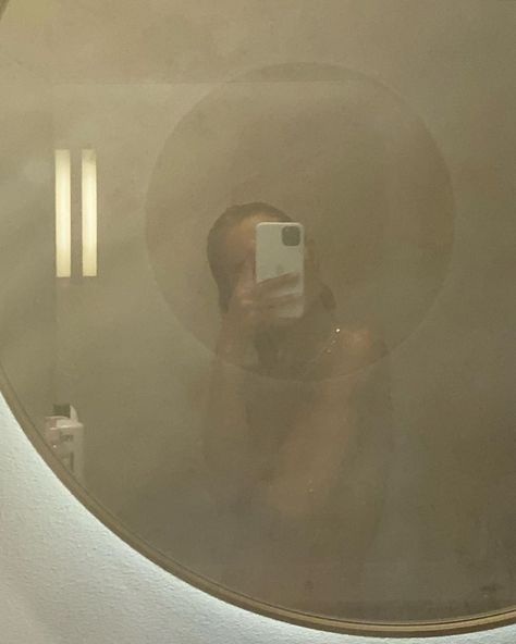 Morning Mirror Selfie, Picture Ideas Mirror, Body Mirror Pics, Hotel Morning, Maria Kragmann, Random Selfie, Pleasing People, Neon Room, Mirror Bathroom