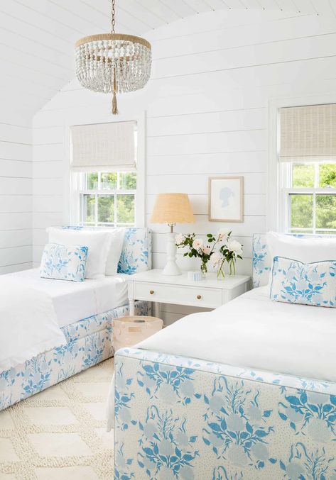 Nantucket summer house provides a dreamy coastal cottage feel Nantucket Beach House, Farmhouse Decor Trends, Nantucket Beach, Nantucket Home, Apartment Decoration, Twin Beds, Modern Farmhouse Decor, Coastal Cottage, Beautiful Bedding