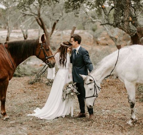 Horse Wedding Theme, Couple Horse Photography, Horse Wedding Photos, Horse Photoshoot Ideas, Couples Beach Photography, Equestrian Wedding, Rusting Wedding, Olive Wedding, Horse Wedding