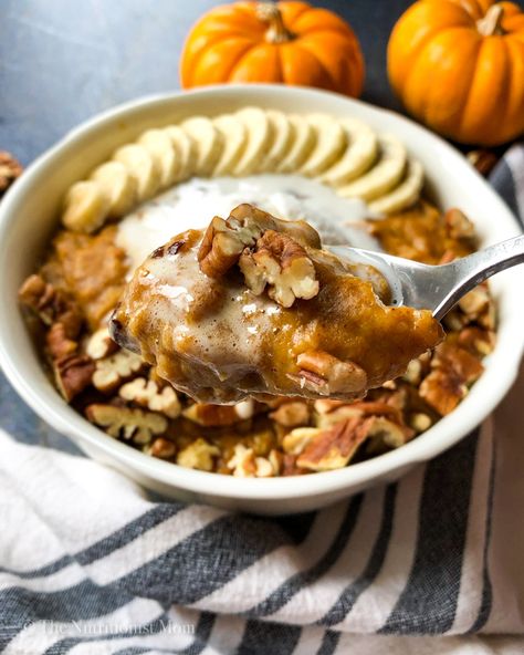 PUMPKIN PIE PROTEIN OATMEAL - Nutritionist Mom Pumpkin Breakfast Recipes, Pumpkin Pie Protein, Pumpkin Chip, Pumpkin Pie Oatmeal, Protein Mug Cakes, Butter Sugar Cookies, Pumpkin Breakfast, Protein Oatmeal, Protein Bread