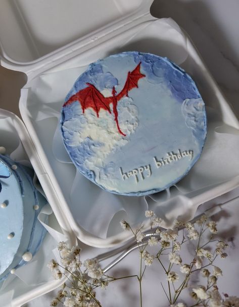 dragon bento cake How To Train Your Dragon Cake, Httyd Cake, Dragon Cake Ideas, Cowboy Birthday Cakes, Dragon Birthday Cakes, Cake Themes, Game Of Thrones Cake, Anime Cake, Dragon Cake