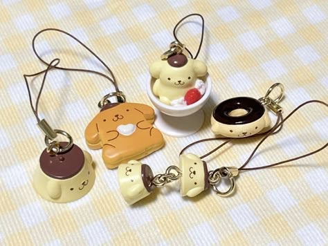 Pompompurin Official Art, Tanah Liat, Hello Kitty Items, Cute Keychain, Cute Little Things, Cute Charms, Rilakkuma, Cute Toys, Clay Charms