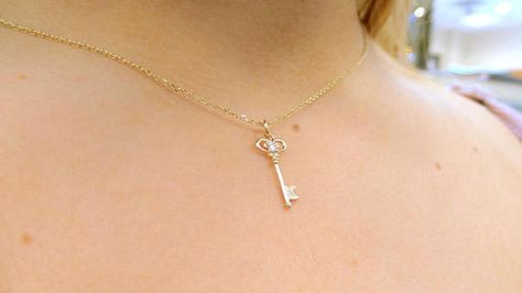 Key Necklace Gold, Gold Key Necklace, Real Diamond Necklace, Necklace With Diamond, Floating Necklace, Bezel Necklace, Diamond Solitaire Necklace, Necklace Minimalist, Key Necklace