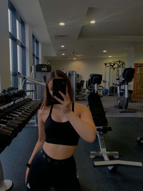 Gym Mirror Pics, Poses Gym, Gym Mirror Selfie, Fitness Lifestyle Photography, Gym Poses, Gym Mirror, Outfit Sport, Gym Photography, Gym Mirrors