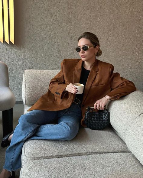 Brown Suede Jacket Outfit, Suede Jacket Outfit, Suede Outfit, Effortless Outfit, Trendy Jackets, Blazer Outfit, Warm Dresses, Suede Fashion, Early Fall Outfit