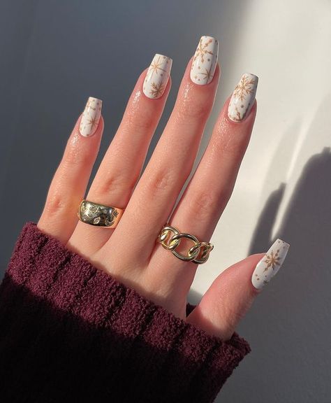 White Nails With Gold Snowflake, White And Gold Snowflake Nails, Winter Nails White And Gold, Snowy Nail Designs, Gold Snowflake Nails, Nails December, Christmas Nails Design, Easy Snowflake, Acrylic Snowflake