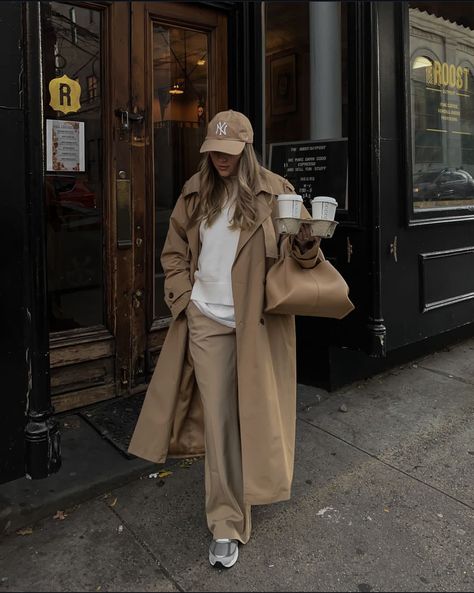 Beige Trench Coat Outfit, Trench Coat Fall, Street Style New York, Cap Outfit, Trench Coat Outfit, Beige Trench Coat, Beige Outfit, Coat Outfit, Blazer Outfit