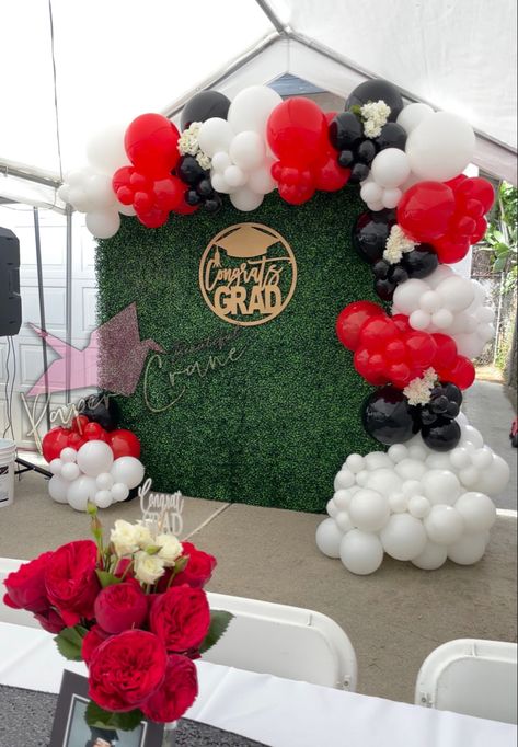 Red Black And White Balloon Decor, Graduation Red And Black, Red White And Black Balloon Arch, Uh Graduation Party, Red Black Graduation Party, Red And White Grad Party, Red And Black Graduation Party Ideas, Coca Cola Party Theme, Black Balloon Garland