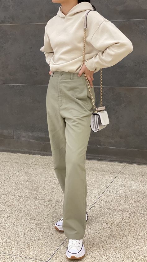 Converse Outfit Hijab, Khaki Green Pants Outfit, Green And Khaki Outfit, Green Hoodie Outfit, Olive Green Pants Outfit, Green Cargo Pants Outfit, Olive Green Outfit, Green Khaki Pants, White Converse Outfits