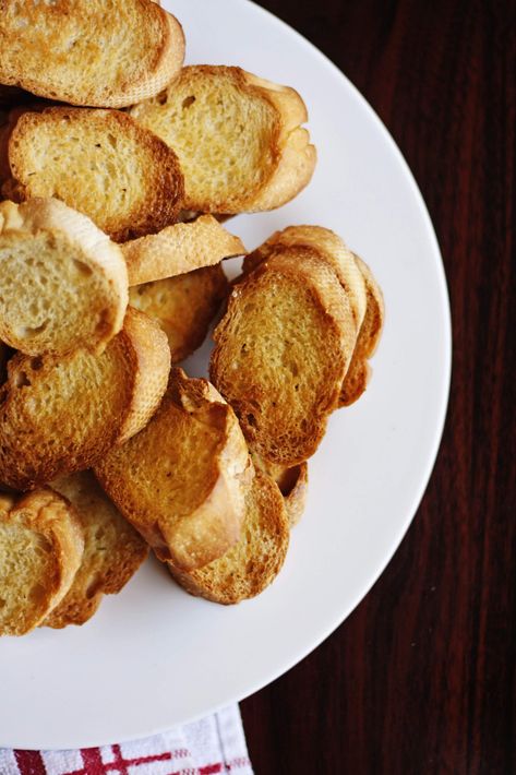 How to Make Crostini Bread for Dipping your thick dips! Easy Dipping Bread Recipe, What To Do With Baguette Bread, Bread Crisps, Crostini Bread, Garlic Toast Recipe, How To Make Crostini, Bread Dips, Bread For Dipping, Dipping Bread