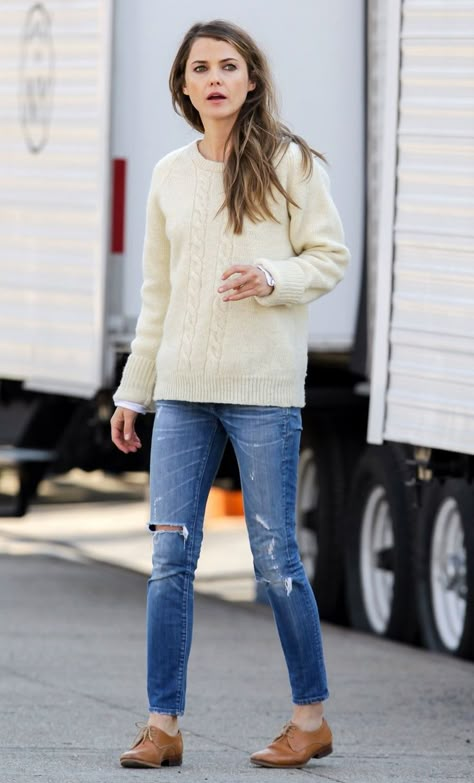 kerri russell // love the oxfords and the jeans with the cream sweater: Oxfords Outfit, How To Wear Jeans, Weekend Mode, Pijamas Women, Oxford Shoes Outfit, Style Parisienne, Cher Horowitz, Keri Russell, Fisherman Sweater