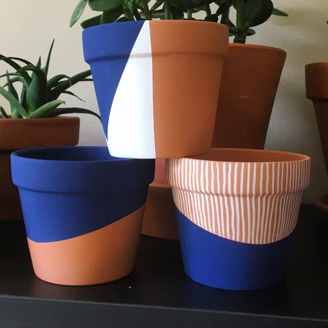 Pots Art Paint, Terracotta Pot Design Ideas, Painted Pot Ideas Easy Diy, Terra Cotta Painted Pots, Simple Painted Pots, Boho Pot Painting Ideas, Diy Pot Decorating Ideas, Painting Pot Ideas, Terracota Pot Painting Ideas