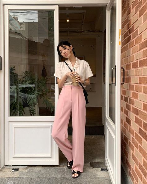 Celana Pink, Pink Pants Outfit, Dress For Body Shape, Casual Classy Outfits, Internship Outfit, Model Off Duty Outfits, Office Outfits Women Casual, Korean Casual Outfits, Office Outfits Women