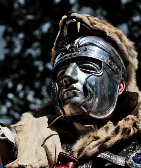 Greek Armour, Roman Legionnaire, Roman Reenactment, Roman Culture, Rome History, Roman Armor, Beautiful Arms, Historical Warriors, Roman Legion