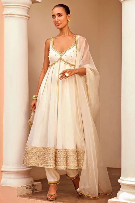 Chaashni – Ohaila Khan White Indian Outfit, Suits For Women Indian, Onam Outfits, Anarkali Designs, Chinese Fancy Dress, White Anarkali, Silk Anarkali Suits, Bridal Suits, Lehenga Pattern