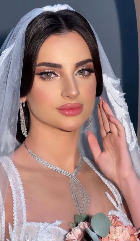 Khaleeji Makeup Looks, Bridal Makeup Grey Eyes, Arab Bridal Makeup, Arab Wedding Makeup, Arabian Makeup Look, Arabic Bridal Makeup, Walima Makeup, Arab Makeup, Arabic Make-up