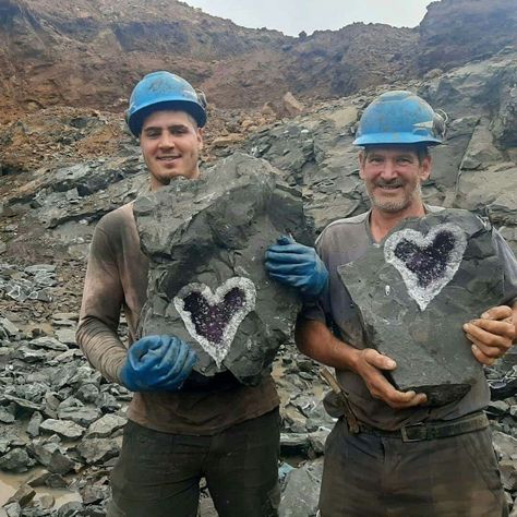 Your Not That Guy Pal, Heart Shaped Things, Painted Stars, Hearts In Nature, Heart In Nature, Amethyst Geode, Poses References, Make Me Happy, Geology