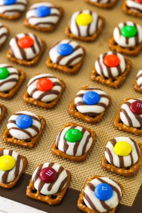 Hugs And Pretzels, Pretzel Square Treats, Pretzel With M&m, M&m Pretzels, Hugs Pretzels M&m, Pretzel Hershey Kiss M&m Recipes, Pretzel Rolos M&m, Pretzel And M&m Treats, Pretzel M&m