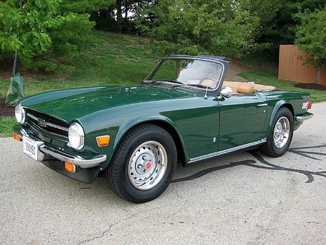 1976 triumph tr6 - my dad used to own one and would be pumped to see one Triumph Car, Triumph Tr4, Austin Martin, Triumph Cars, Triumph Tr6, Old Vintage Cars, Vintage Sports Cars, British Racing Green, Vespa Vintage