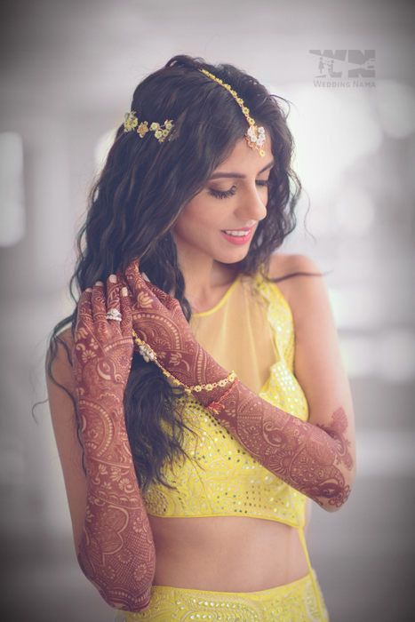 Indian Bridal Hairstyles Ideas | Bridal Makeup Photos | WedMeGood Hairstyles Indian Wedding, Mehndi Hairstyles, Modern Indian Wedding, Classic Haircut, Hairstyles Indian, Thailand Wedding, Indian Bridal Hairstyles, Trendy Haircuts, Wedding Dress Trends