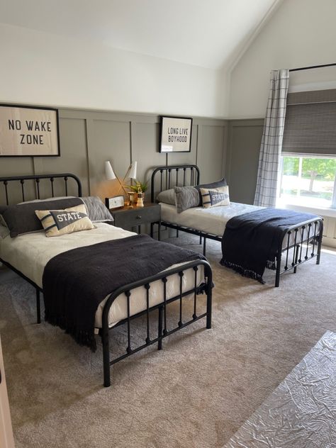 Double twin bed guest room Metal Twin Bed Boys Room, 2 Beds In One Room Ideas Modern, Two Twin Size Beds In One Room, Twin Bed With Headboard, Playroom With Twin Bed, Adult Twin Beds, Kids Bedroom Double Bed, Brothers Shared Room Ideas, 2 Twin Metal Beds