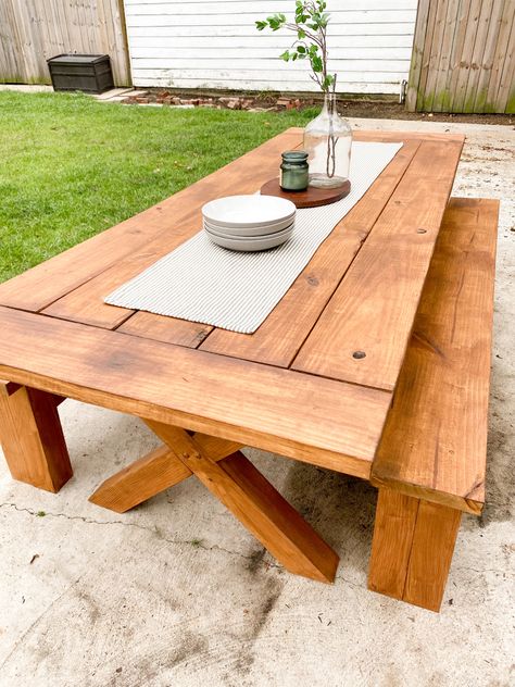 Easy DIY farmhouse outdoor table with FREE plans included Farmhouse Outdoor Table, Outdoor Dining Table Diy, Diy Patio Table, Diy Picnic Table, Picnic Table Plans, Diy Outdoor Table, Farmhouse Outdoor, Diy Dining Table, Mesa Exterior