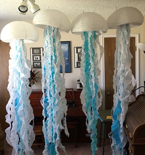 Jellyfish made from Chinese lanterns to be hung in sanctuary. Strips of plastic tablecloths were stretched to make ruffled tentacles. Also, used tissue paper spirals. 4de Verjaardag, Underwater Party, Under The Sea Decorations, Ocean Birthday Party, Sea Birthday Party, Sea Decor, Under The Sea Theme, Mermaid Theme Birthday, Sea Birthday