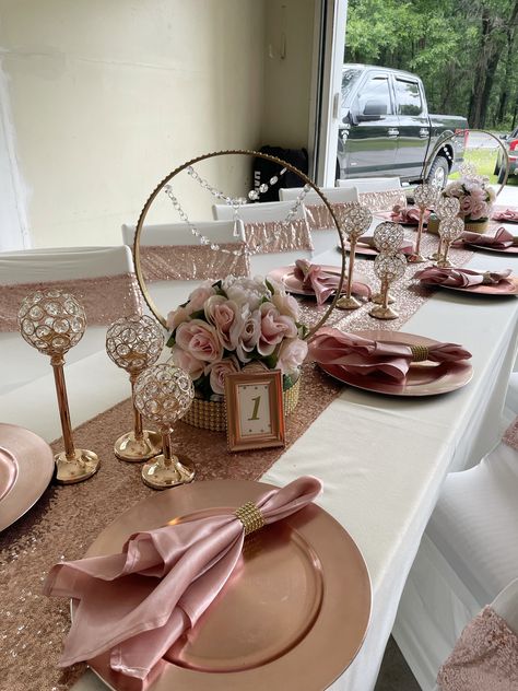 Rose Gold Centerpiece Birthday, Pink And Gold Centerpieces, Quince Decorations Ideas, Rose Gold Centerpiece, Pink Graduation Party, Pink And Gold Decorations, Pink Table Settings, Pink Birthday Decorations, Rose Gold Quinceanera