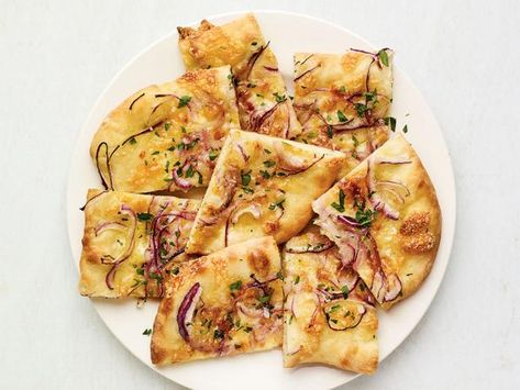 Onion Flatbread Baked Onion Flatbread, Manakeesh Recipe, Onion Flatbread, Yogurt Flatbread, Asian Buns, Bbq Chicken Flatbread, Easy Flatbread Recipes, Crispy Flatbread, Recipe Appetizers