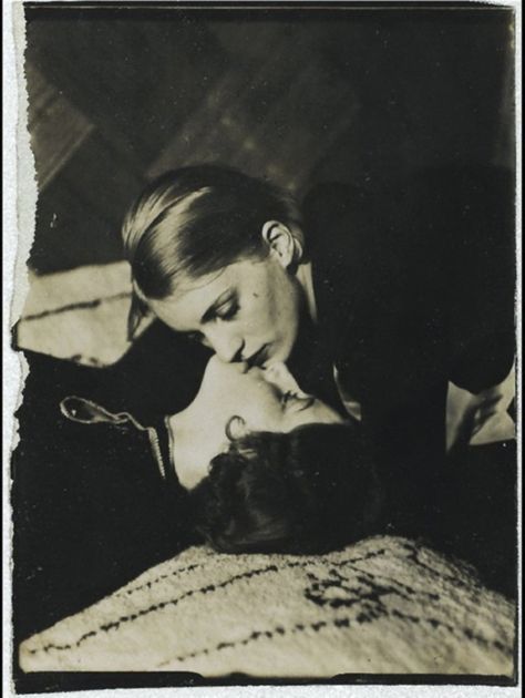 Vintage Lesbian, Woman Loving Woman, Lee Miller, Alfred Stieglitz, Photographie Portrait Inspiration, Lesbian Art, Action Painting, Man Ray, National Portrait Gallery