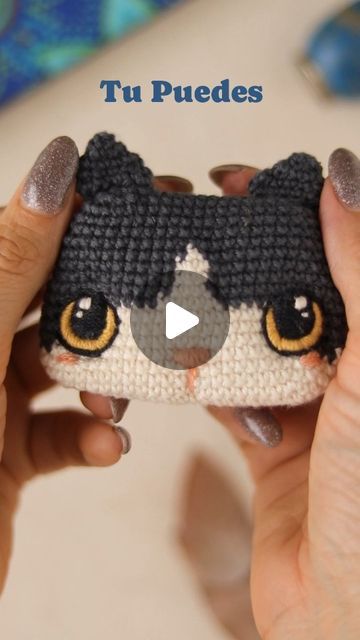 Nati Dorado | Amigurumi 2D on Instagram: "Tal como lo hago yo

Soy una tejedora que nunca en su vida tomó clases de bordado y que creyó que ella podía hacer ojos bordados sin saber del tema (🫣)
Así es! Una loca de remate🤭

Trabajé duro en esto, me dejé llevar, confíe en mis capacidades. Acepte las dificultades y no abandoné.
Y hoy por hoy, es una de las cosas que más amo hacer en mis amigurimis: Bordar Ojos. Realmente soy feliz haciéndolo

Por eso siento que tengo que enseñarte que es posible bordar Ojos fenomenales siendo tan solo una tejedora y que además se puede disfrutar. Porque a mí nadie me lo dijo ni tampoco había,  ni existe curso, que te enseñe lo que yo te voy mostrar🫶

¿Querés disfrutar ese momento de darle rostro a tu amigurumi? Vení a mi clase
¿Queres hacer ojos negros sol Amigurumi Techniques, Amigurumi, Crochet, On Instagram