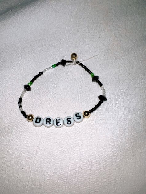 Taylor Swift black white and green seed bead bracelet saying dress Dress Bracelet Taylor Swift, Reputation Friendship Bracelet, Friendship Bracelets Eras Tour, Bracelets Eras Tour, Dress Taylor Swift, Tv Dress, Reputation Tv, Eras Tour Bracelets, Swift Bracelets