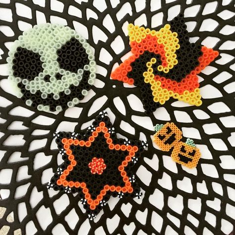 See this Instagram photo by @laika_beads • 6 likes Hama Disney, Halloween Bucket List, Movie Crafts, Halloween Beads, Iron Beads, Beaded Cross Stitch, Perler Beads Designs, Fuse Beads, Perler Bead Art