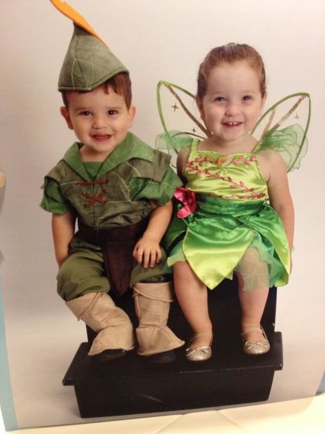 All in the family! 15 adorable sibling Halloween costumes to make you smile Girl Sibling Halloween Costumes, Disfraz Peter Pan, Sibling Halloween Costumes, Twin Costumes, Sister Costumes, Sibling Costume, Scary Cute, Halloween Parejas, Twin Halloween