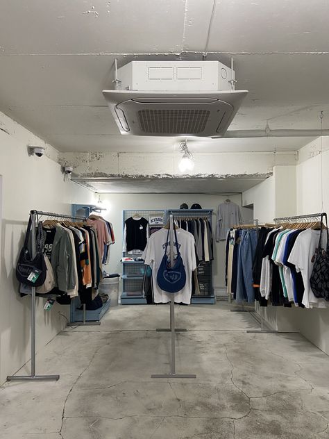 Clothing Brand Studio, Small Clothing Store Interior, Ruangan Studio, Clothing Store Interior, Room Store, Store Design Interior, Store Interior, House Room, Pop Up Store