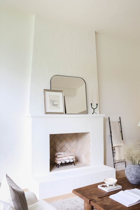 Sharing details of this beautiful living room remodel! Plaster Fireplace Ideas, Fireplace In Dining Room, Plaster Fireplace, Minimalist Fireplace, White Brick Fireplace, Organic Modern Living Room, Holiday Living Room, Minimalist Design Style, Living Room Transformation