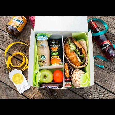 Snackbox Gift Ideas, Boxed Lunch Catering, Breakfast Basket, Disposable Food Containers, Breakfast Gift, Lunch Catering, Sandwich Bar, Catering Ideas Food, Picnic Food