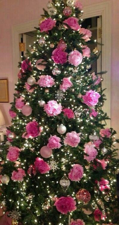 White Flower Christmas Tree, Cute Christmas Tree Ideas Themed, Christmas Tree Flower Decorations, Birthday Tree Ideas, Spring Christmas Tree, Floral Christmas Decor, Christmas Tree Room, Flower Christmas Tree, Christmas Tree Flowers