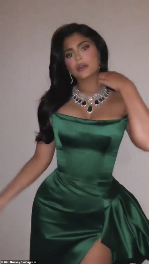 Making 'em green with envy: Kylie looked killer in emerald at the affair... Kourtney Kardashian House, Green Dress Makeup, Kardashians House, Emerald Green Dress, Emerald Green Dresses, Form Fitting Dress, Dress Makeup, Kardashian Jenner, Jenna Ortega