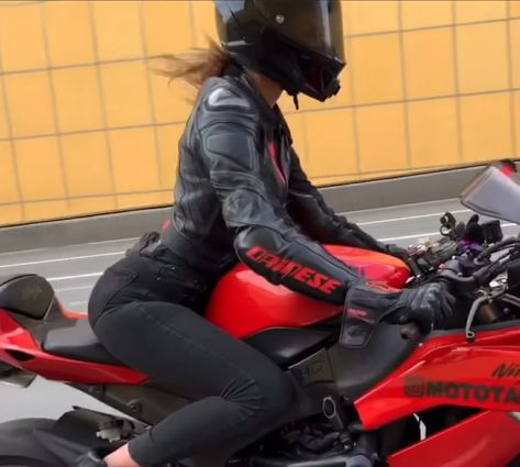 Bike Outfits Women, Biking Outfits, Detective Aesthetic, Girly Car Accessories, Bike Aesthetic, Motorcycle Aesthetic, Biker Aesthetic, Female Biker, Biker Love