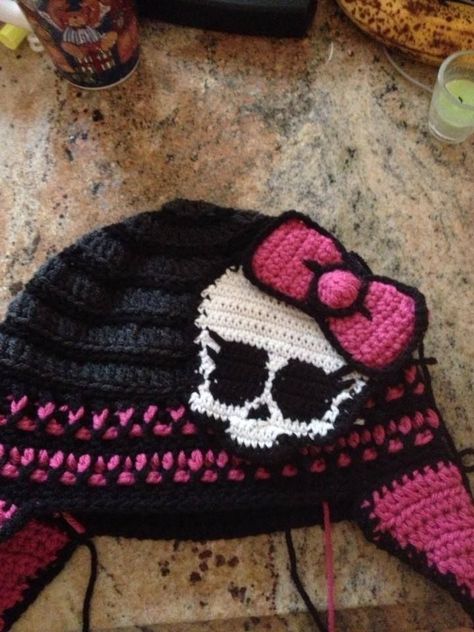 Halloween Crochet Beanie, Kuromi Crochet Hat, Scene Crochet, Emo Crochet, Crochet Monster High, Hello Kitty Crochet, Crochet Skull, Crochet Monsters, Crocheting Ideas