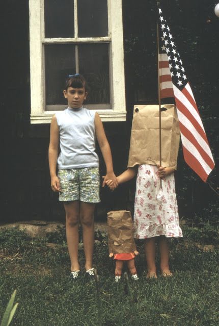 Red, White, Blue and Awkward: 20 Hilarious 4th of July Family Photos From the 1980s and 1990s ~ Vintage Everyday Vintage Family Pictures, 4th Of July Photography, Vintage 4th Of July, Awkward Girl, Life Isnt Fair, Creepy Kids, Awkward Family Photos, Family Album, Happy 4 Of July