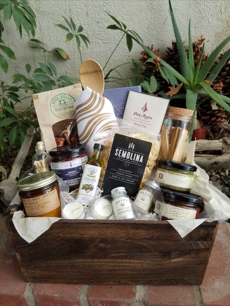 Vegan Basket Gift Ideas, Bread Making Gift Basket, Foodie Gift Basket, Vegan Gift Basket Ideas, Pasta Gift Basket Ideas, Pasta Gift Basket, Chef Gift Basket, Diy Foodie Gifts, Client Gift Baskets