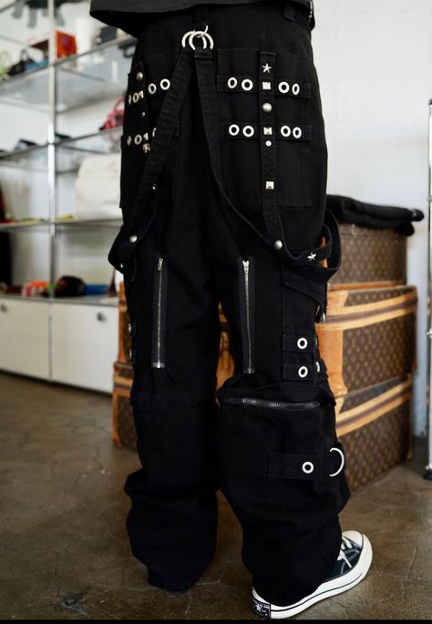 Balenciaga Pants, Fashion Reference, Street Fashion Men Streetwear, Men Streetwear, Maximalism, Mens Streetwear, Street Fashion, Diy Fashion, Canada Goose Jackets