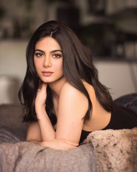 379.1 mil curtidas, 2,432 comentários - Emeraude Toubia (@emeraude) no Instagram: “olvidar o recordar...” Isabelle Lightwood, Beautiful Woman, Celebrities Female, Beauty Women, Actresses, Long Hair Styles, Celebrities, Hair Styles, Hair