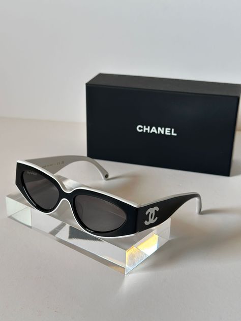 Sunglasses Women Aesthetic, Fashion Eyeglasses, Cool Sunglasses, Rich Girl, Silver Watch, Body Care, Shades, Chanel, Sunglasses