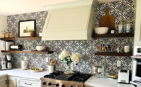 Meditteranean Kitchen, Spanish Farmhouse Kitchen, Kitchen With Terracotta Floor, Spanish Kitchen Decor, Mediterranean Kitchen Decor, Spanish Farmhouse, Terracotta Flooring, Spanish Style Kitchen, Moroccan Kitchen